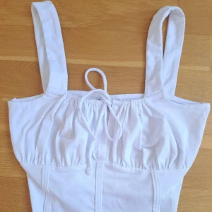 Bustier topp - Säljer fin vit bustier topp i storlek XS. Pris 100kr + frakt. Betalning sker via SWISH och jag skickar enbart med posten. Referenser finns från mina tidigare köpare. Skicka PM vid intresse :)