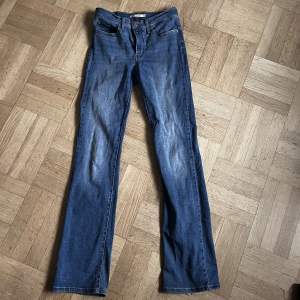 Bootcut jeans från Levi’s. Storlek 28 👖❄️💙