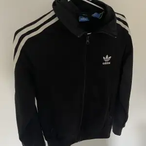 Sparsamt använd! Nypris ca 899kr! Köpt på Adidas!❤️