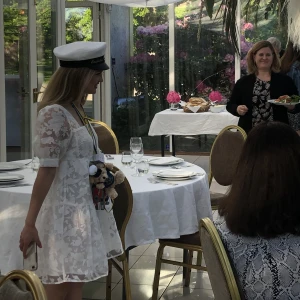 Studentklänning - Säljer nu en av mina två studentklänningar som jag hade på min mottagning. Den är i nyskick och inköpspriset va 400kr. Ni kommer inte hitta en skönare och sötare studentklänning 🥲❤️otroligt bra kvalité trots sitt billiga pris!