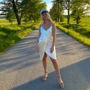 Student klänning - Säljer min student klänning som passar till vardags och fest, använd en gång 2020 ❤️