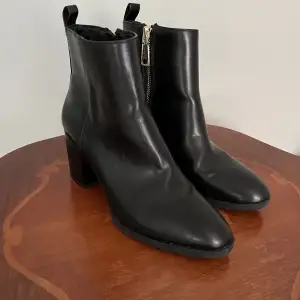 Nya boots från H&M strl 38. Svarta med dragkedja i guld.