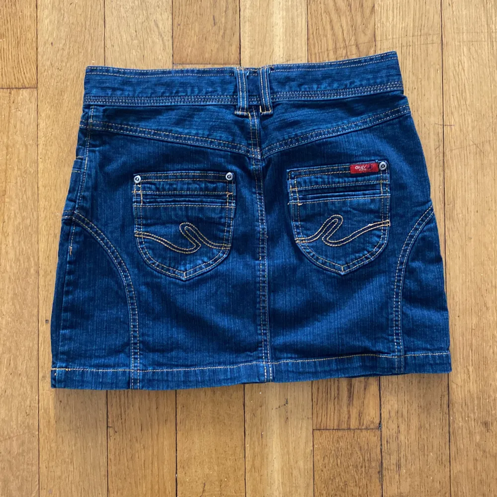 En cool jeans kjol perfekt för sommaren, lite mer åt Y2k stilen. Det är bara att höra av dig om du är intresserad ❤️. Kjolar.