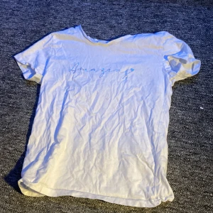 T-shirt - Vit t-shirt med trycket *amazing<3* vid halsen och slutet på armarna är det lite silver tråd