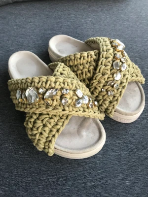 Inuikii 39 - Khaki färgade Inuikii tofflor med stenar i storlek 39. Tecken på användning finns men i övrigt fint skick⭐️ Hämtas i Kungsbacka eller skickas mot fraktkostnad.  Nypris 2299kr Mitt pris 1200kr 