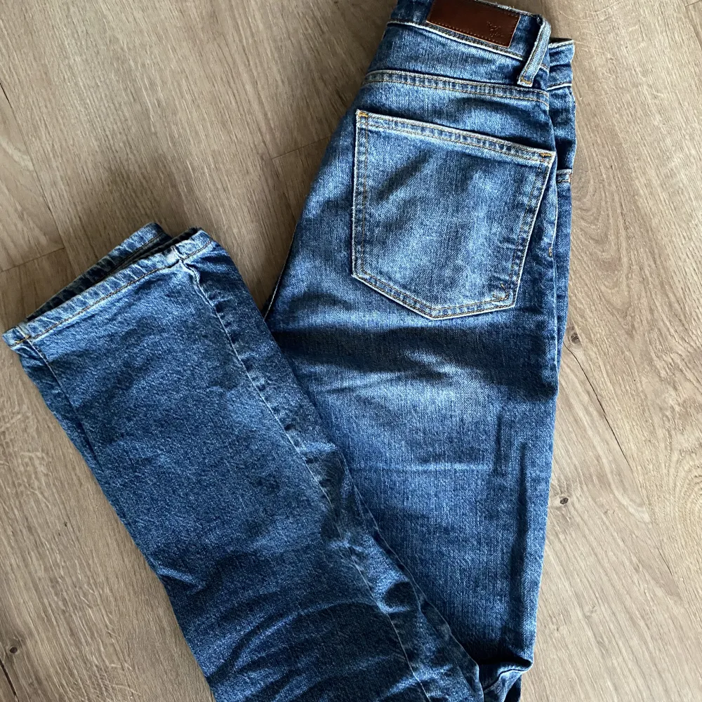 Jätte fina jeans från BikBok i super bra skick! Storlek 24. Nypris ca 500, säljer för 150💓skriv för fler bilder. Jeans & Byxor.