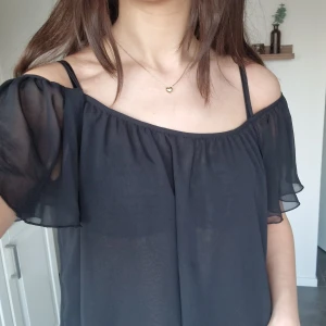 Blus Gina Tricot  - Svart blus från Gina Tricot