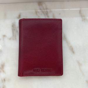 Äkta skinn och skimningsskyddad! Vinröd och i jätte bra skick, har en annan plånbok så denna kommer inte till användning. Ordinarie pris: 229kr. 