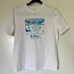 T-shirt med tryck - Vit T-shirt med blått tryck