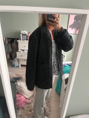 Vår/sommar jacka - Jätte fin mönstrad jacka perfekt nu till vår och sommar!! Nästan helt oanvänd så i jätte bra skick!!❤️