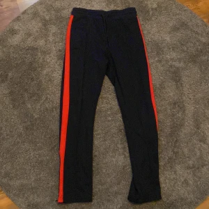 Trackpants  - Mörkblå trackpants med röda streck på sidan från h&m