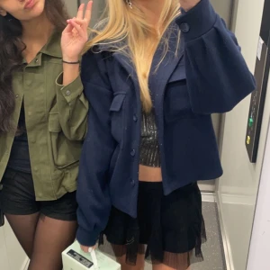 Kort kappa - säljer min jätte fina mörk blåa kappa från LeGer🫶använd ett fåtal gånger🫶 nypris 850kr