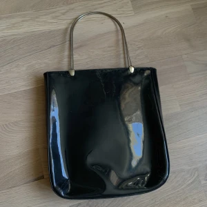 Cool väska 🤭 - Säljer vidare denna väska jag köpte second hand för ett par år sen som jag tyvärr aldrig använt.   Väldigt egen modell! 