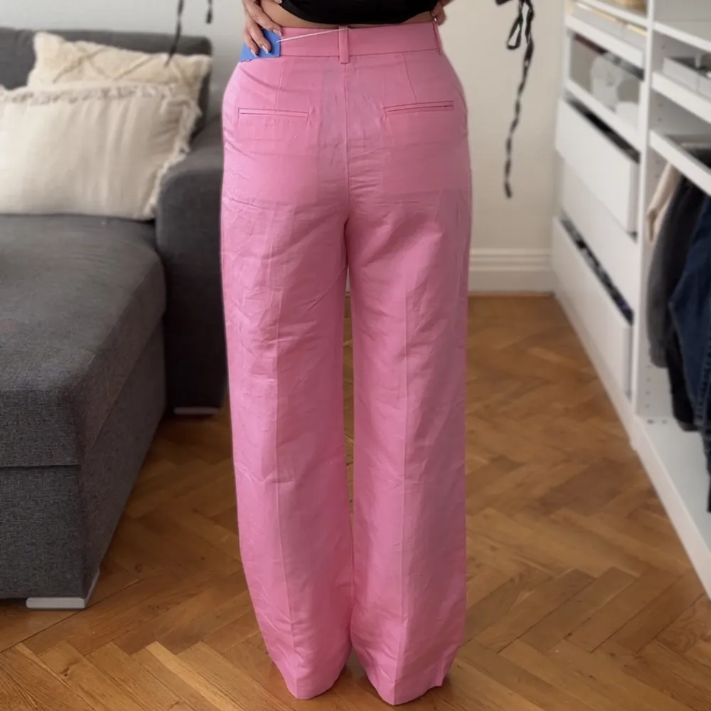 Oanvända rosa kostymbyxor, köpta på sellpy men från &other stories. Jeans & Byxor.