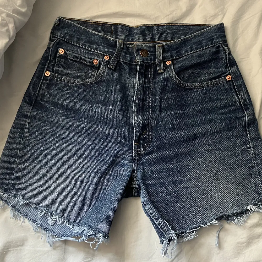 avklippta levis byxor, modell 534 04 high waist och lite mom jeans modell. perfekta inför sommaren. säljer eftersom att dem tyvärr inte längre passar. finns pytteliten fläck på ena sidan (inget som syns) kontakta gärna för mer frågor eller bilder :). Shorts.