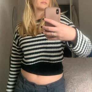 Stickad Shrug🖤 - Säljer min stickade shrug-liknande tröja eftersom den har bara kommit till användning till dessa bilder👍🏻