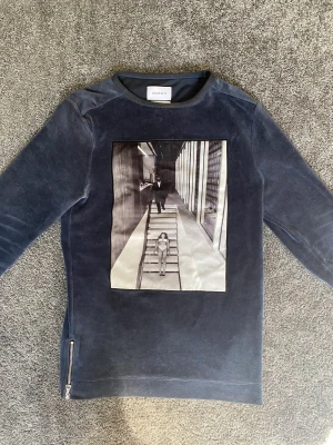 Limitato swetshirt  - Tjo säljer denna limitato swetshirt ruggigt fett storlek S sitter tts! Toppen skick och nypris ligger på ca 3500kr box fås med!