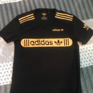 Helt ny adidas tränings t-shirt  Väldigt skön och prefekt inför sommaren. Storlek: M 