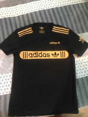 Adidas tränings t-shirt  - Helt ny adidas tränings t-shirt  Väldigt skön och prefekt inför sommaren. Storlek: M 