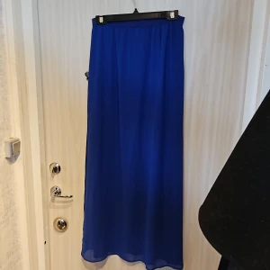 Blå kjol - En sommrig kjol med en kortare innerkjol 