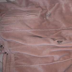 Juicy couture byxor som har bara legat i garderoben. Ljus rosa jätte fin. Mid waist. ( dom andra bilderna är annorlunda färg pga att de e annat ljus)😊