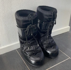 Moonboot - Säljer dessa då de ej kommer till användning! Köpern står för frakten