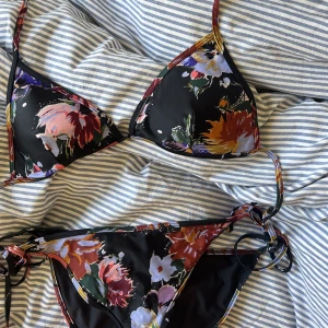 Bikini arket  - Så fin bikini från arket, måste sälja då den har blivit för liten för mig! Använd en gång men inte badad i❤️ storlek 38🫶