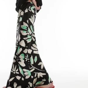 Långkjol Topshop - Oanvänd kjol från topshop (enbart testad) säljes pga fel storlek för mig. Så himla fin kjol! 