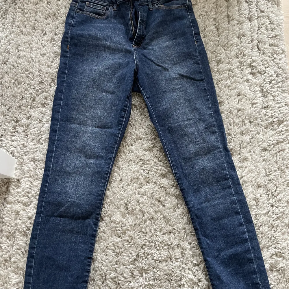 Säljer dessa mörkblåa fina jeansen, använt några gånger men passar inte mig längre tyvärr 🫶🏻⭐️. Jeans & Byxor.