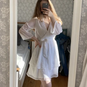 Studentklänning  - Super fin vit klänning, perfekt till student eller skolavslutning. Mycket bra skick 