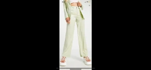 Helt nya silkes/siden kostymbyxor (prislapp kvar) - Helt nya siden/silkes material kostymbyxor- prislapp kvar. Formar rumpan galet bra.  Ursprungligt pris: 369 kr