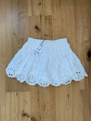 Kjol från ZARA - Kjol från ZARA, helt ny och aldrig använd. Lappen sitter kvar!! Säljer pga att den var lite för stor för mig💓