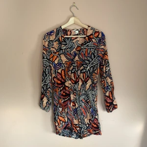 Mönstrad jumpsuit från HM  - Så fin jumpsuit från HM i stl.38! 🧡 Använd sparsamt, i bra skick!  Fantastiskt fin i sommar 🌻