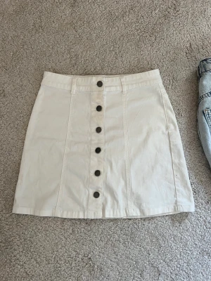 Jeanskjol - Så fin vit jeanskjol! Endast använd 3 gånger! Så bra skick!💖