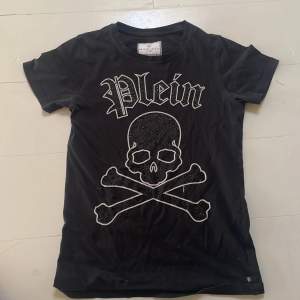 Detta är en svart Philipp plein t- shirt som passar åldrar mellan 12-14 år gamla. Den har helt okej skick och ja säljer den för 999kr  medans den kostar några tusen nypris 