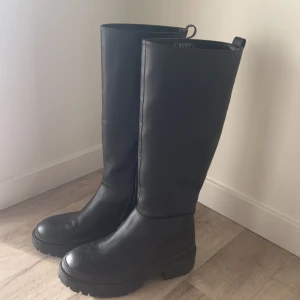 Svarta boots  - Supersnygga boots från ida carlsson x nakd i strl 37, nypris 799! säljer då de förtjänar mer användning 🥹köpta i höstas men endast använda ett fåtal gånger, i väldigt fint skick! Pris kan diskuteras 🫶🏻