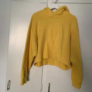 Hoodie - Gul hoodie med luva från BikBok