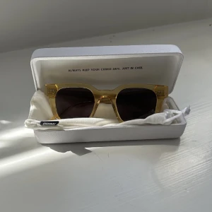 Chimi 004 - Nya chimis i modellen 004 och fägen mango, skickas med låda och fodral. Köparen står för frakt ❤️(lånade bilder, men samma glasögon)