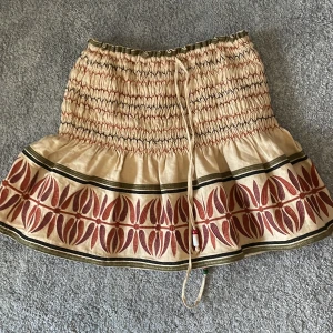 Zara kjol  - Säljer den här kjolen från Zara i xs men passar även M. Andvänd få gånger inga skador. Kjolen har inbyggda shorts men dom är tunna❤️