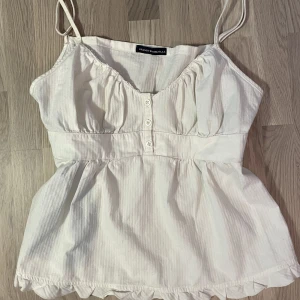 Somrig topp från brandy melville -  -OBS! säljer mer Brandy Melville på mitt konto:)-  Söt vit topp med justerbara axelband. Jätte fin men kommer ej till användning. Bra skick utan några defekter 🌟
