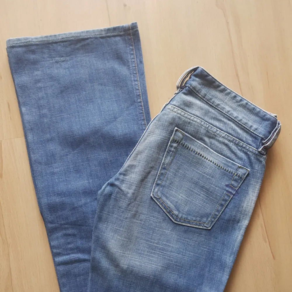 ett par supersnygga lågmidjade diesel jeans i bootcut modell som tyvärr är för små för mig❤️ hade aldrig sålt annars! pris kan diskuteras☺️. Jeans & Byxor.