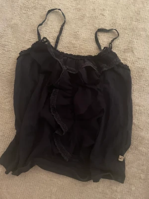 Topp från hollister - Volang topp i marinblå  100kr + frakt 