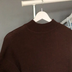 Tröja - Brun stickad tröja från hm anndvänd 1-2 gånger 💗💗