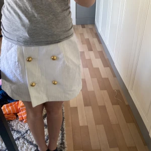 Kjol - Vit kjol med businesswomen vibe  Köpt för 249, pris kan diskuteras 