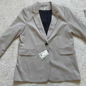 Kavaj - Helt oanvänd kavaj, endast testad med lappen kvar. Säljer denna då den inte kommer till någon användning! Bara att skriva för fler bilder!! 