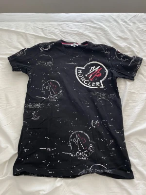 Moncler t-shirt - Snygg moncler t-shirt i nyskick i Storlek M men passar även st S.🤩