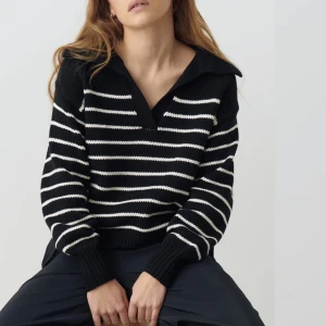 Randig stickad tröja - Använd fåtal gånger så är i bra skick! Säljer den pga kommer inte till användning! Köpt för 400 säljer för 200!