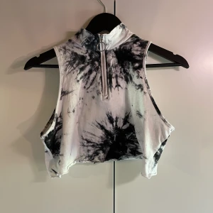 crop top med dragkedja - Nästan oanvänd magtröja, passar liten medium eller stor small. Dragkedja med ring. 