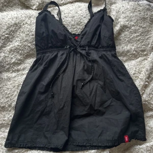 00s linne - Supersnyggt linne från EDC by Espirit som verkligen passar med allt!🤩 Både till vardags och festligare tillfällen 🪩🔥Står storlek L på lappen men jag har storlek S-XS och den passar mig bra. 