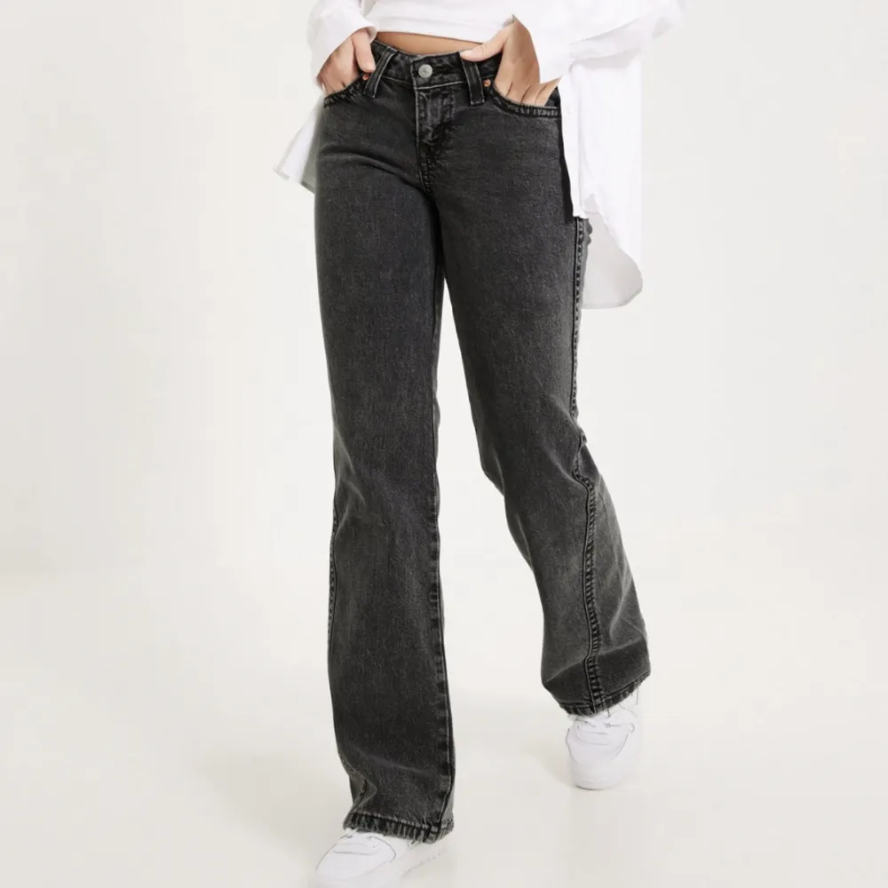Säljer dessa svinsnygga jeans då de inte va min typ. Har inte använt dom mkt⭐️Jag e 165cm å dom är lagom långa på mig☺️Nytt pris 1400kr men säljer för 600kr, pris går att diskutera!🫶🏼 Frakt ingår! Skriv för fler bilder oxå☺️. Jeans & Byxor.